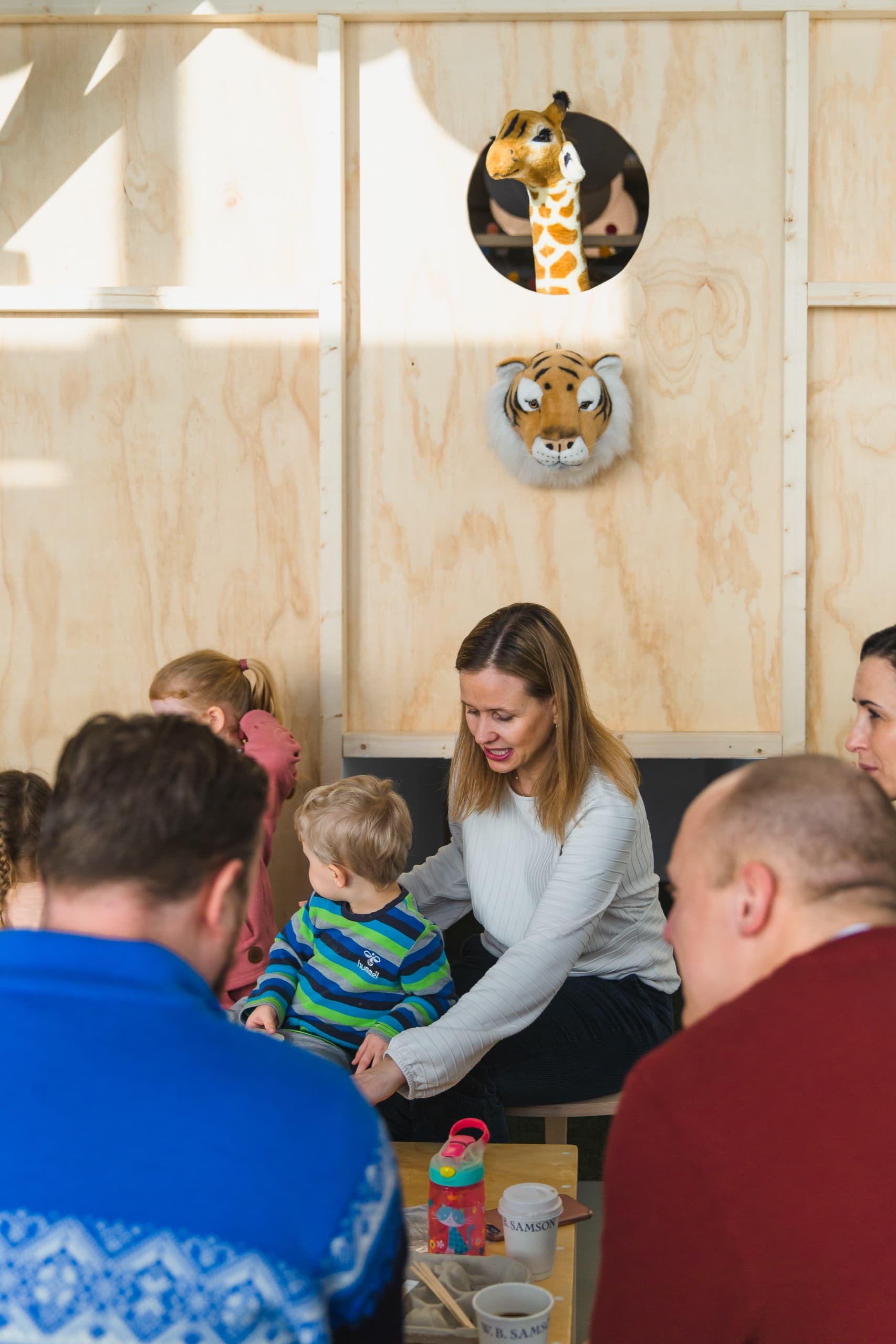 Familie koser seg sammen ved kafébordet hos Lille Lab